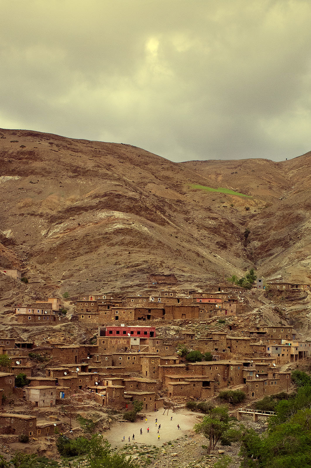 Flo Payer – Reportagefotografie in Marokko, Atlasgebirge: Kinder spielen Fußball in einem Dorf