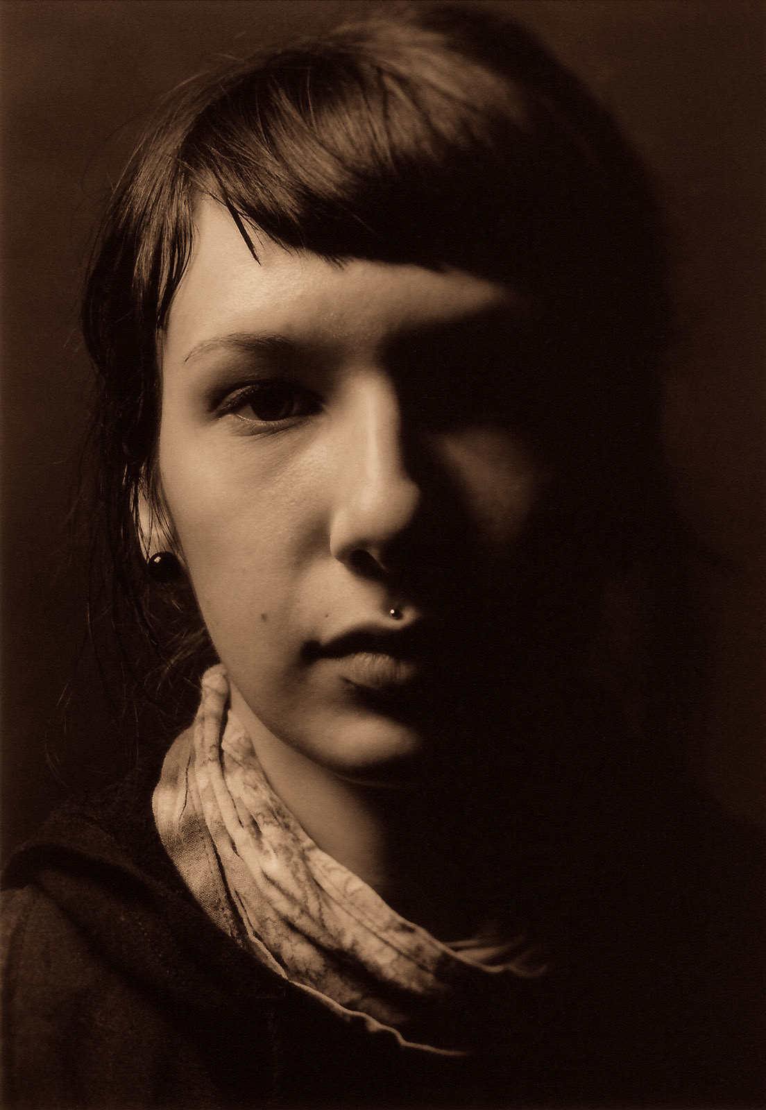 Flo Payer – Schwarzweiß Portrait einer jungen Frau im Profil mit Piercing, Wien