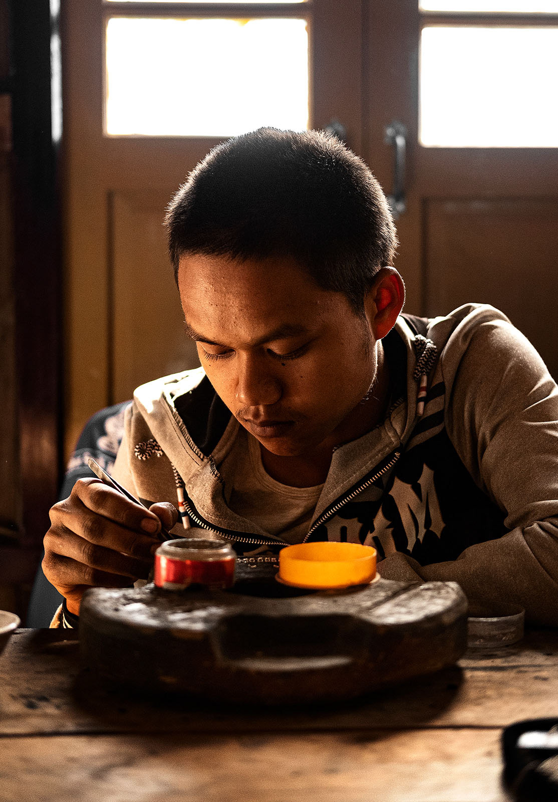 Flo Payer – Reportagefotografie Myanmar, Silberschmied bei der Arbeit