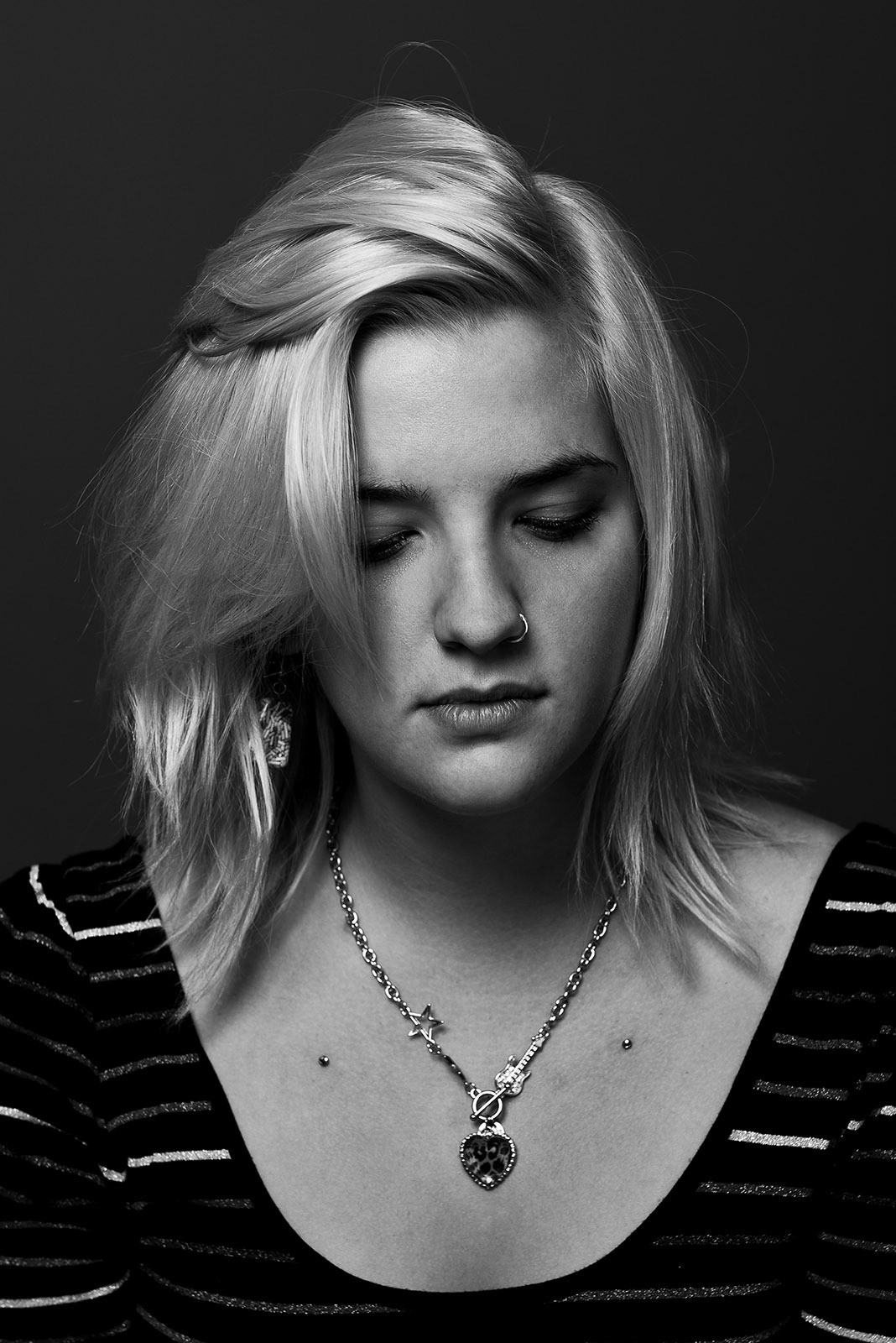 Flo Payer – Schwarzweiß Portrait einer Frau im Studio, Wien