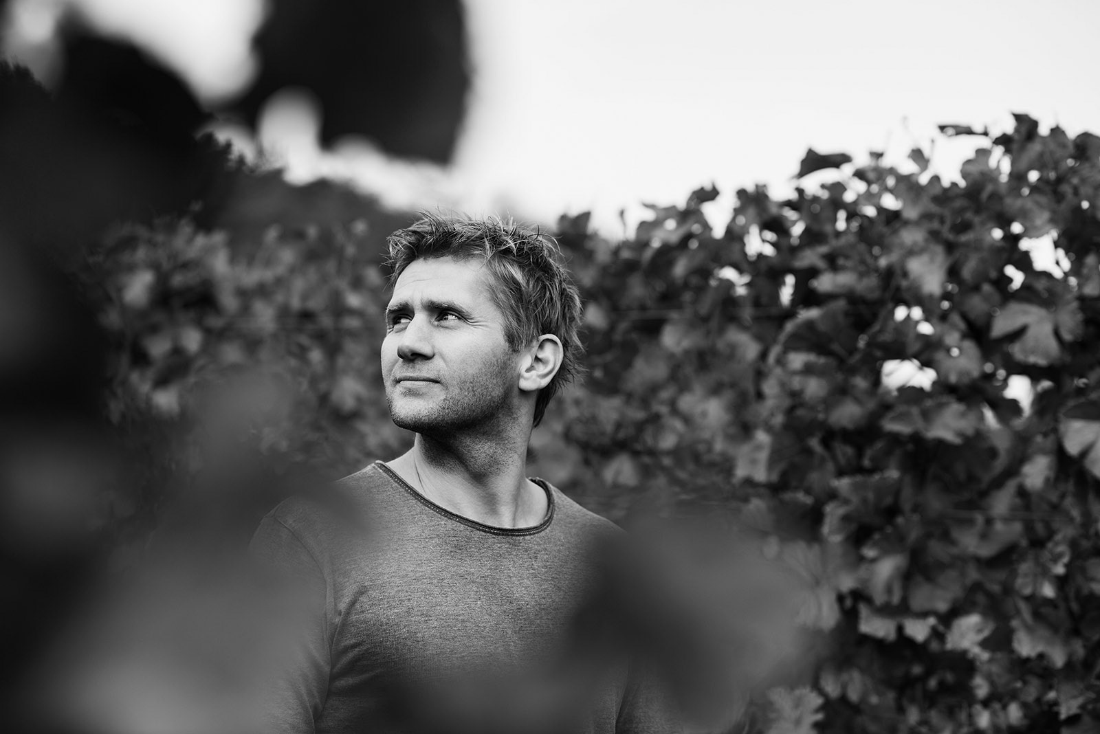 Flo Payer – Reportageportrait des österreichischen Winzers Markus Huber im Freien, Wien