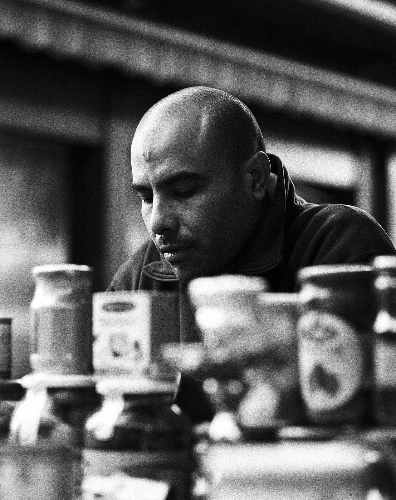 Flo Payer – Charakterportrait in Schwarzweiß, Mann am Naschmarkt, Wien