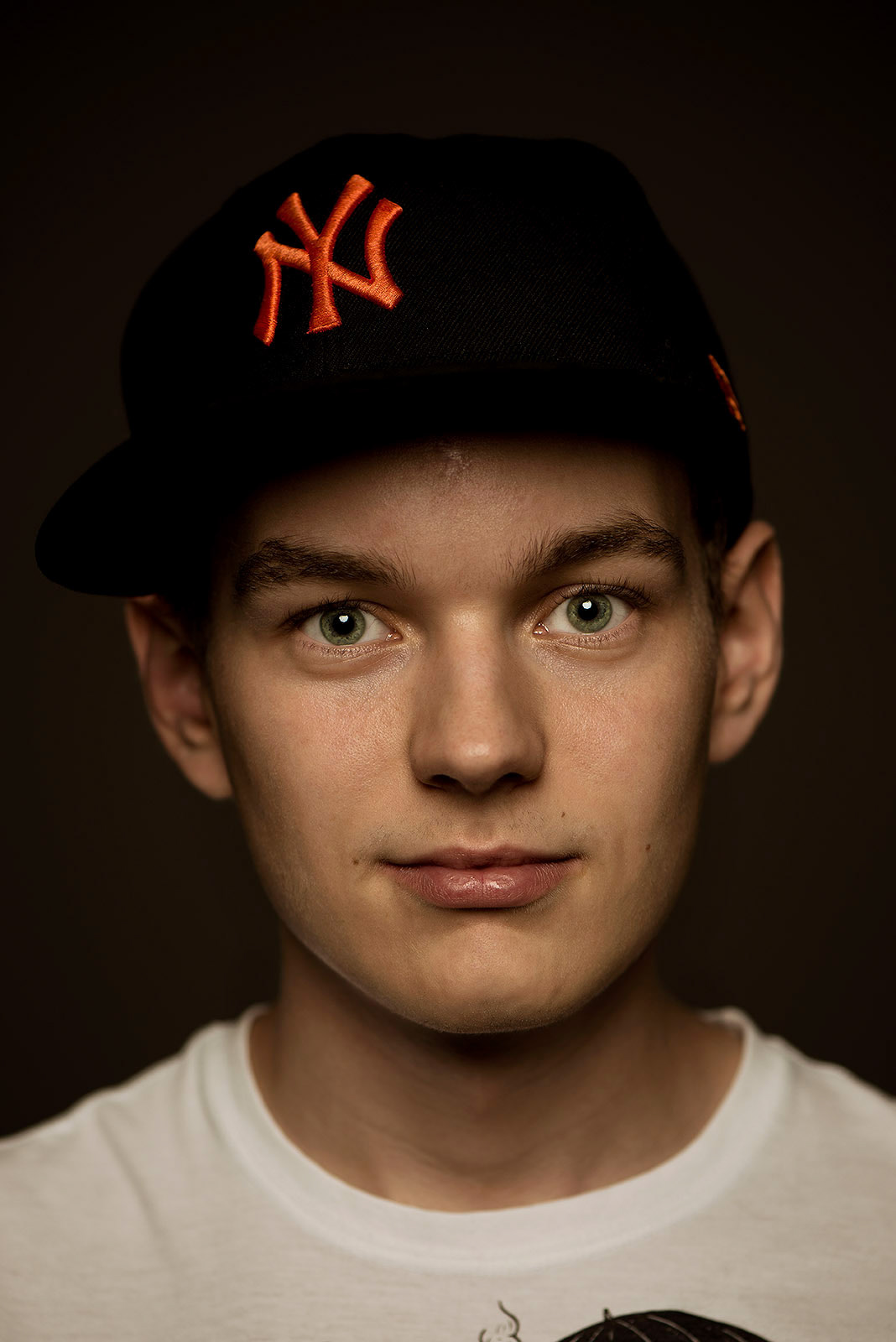 Flo Payer – Portraitfotografie in Wien, Close-up eines Mannes mit Cap