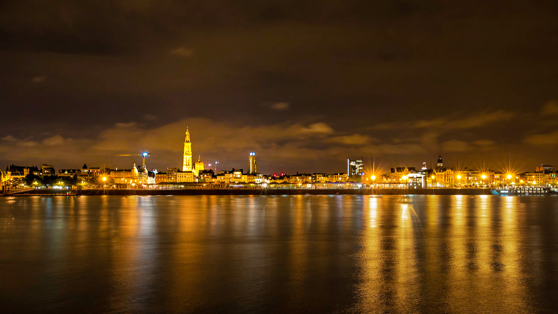 Antwerpen seen from the left bank of the Schelde