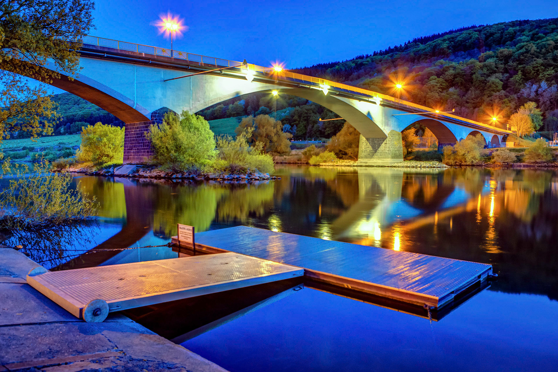 bridge over the Moselle in Zeltingen-Rachtig (Du)