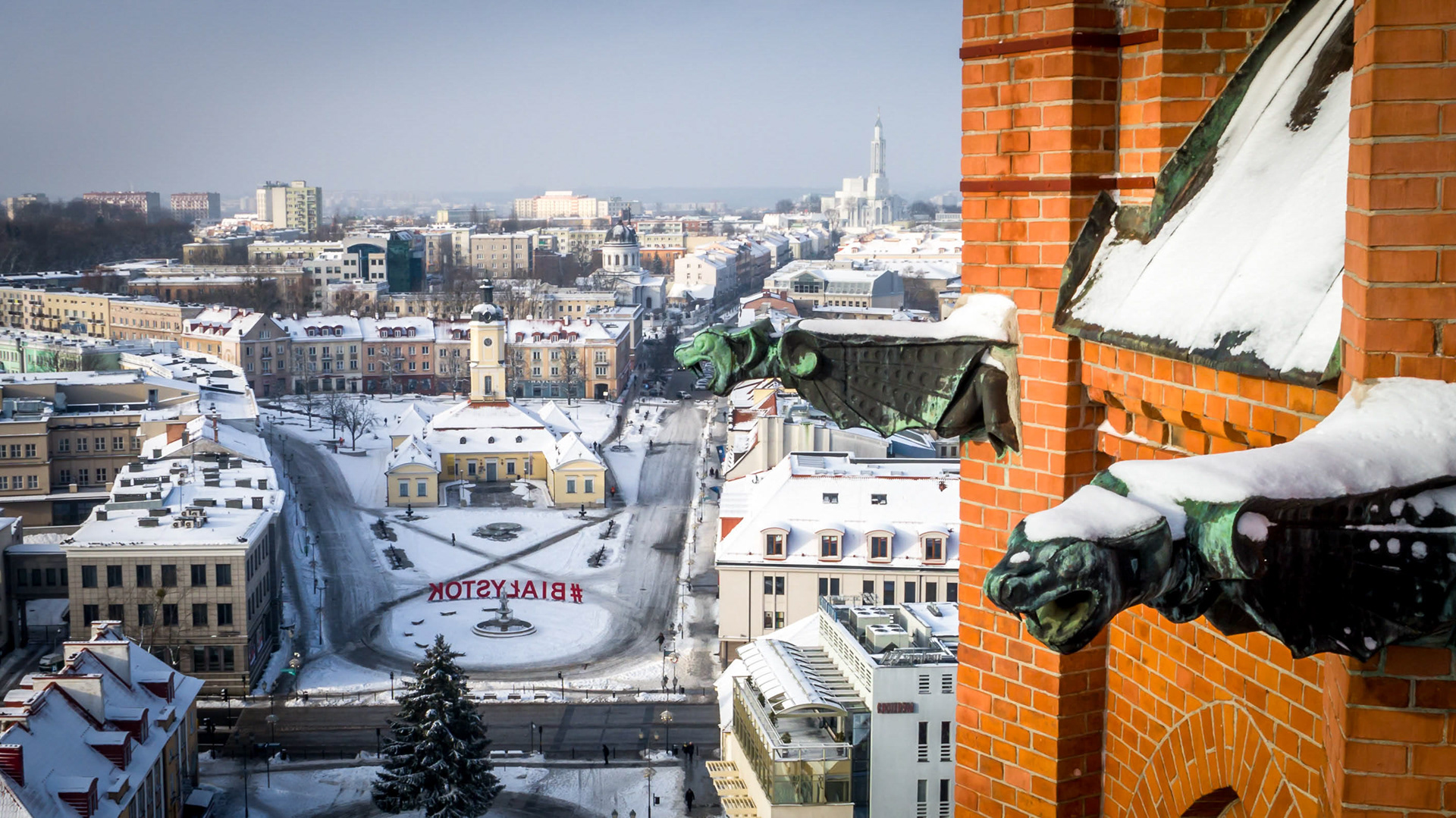 Widok na wieżę białostockiej katedry z centrum Białegostoku w tle