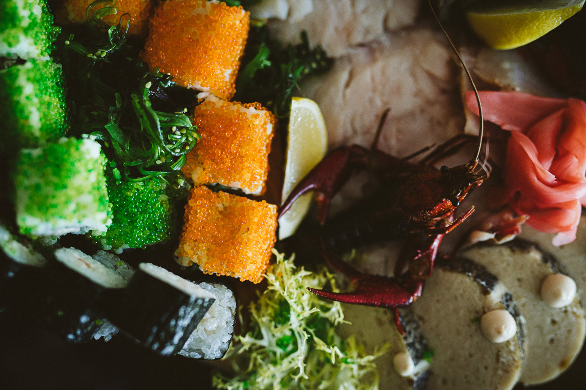 fotografia kawioru sushi i ryby faszerowanej ozdobiona rakiem imbirem i cytryną