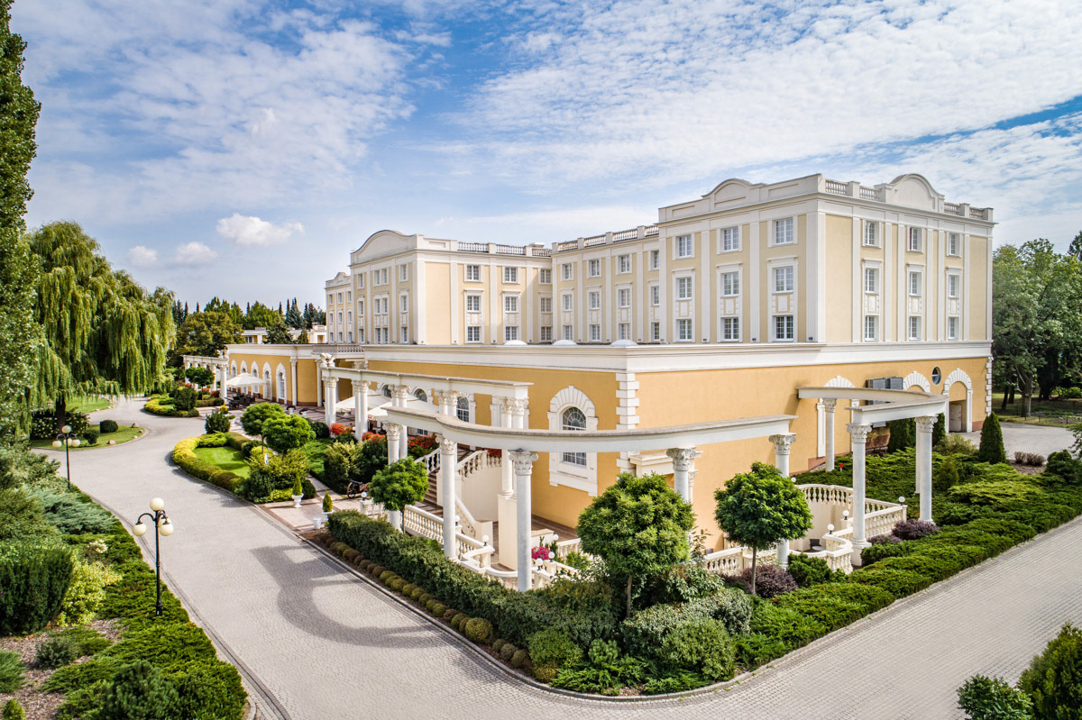 Hotel Windsor w Jahrance pod Warszawą widziany z drona w otoczeniu letniej zieleni i niebieskim niebem