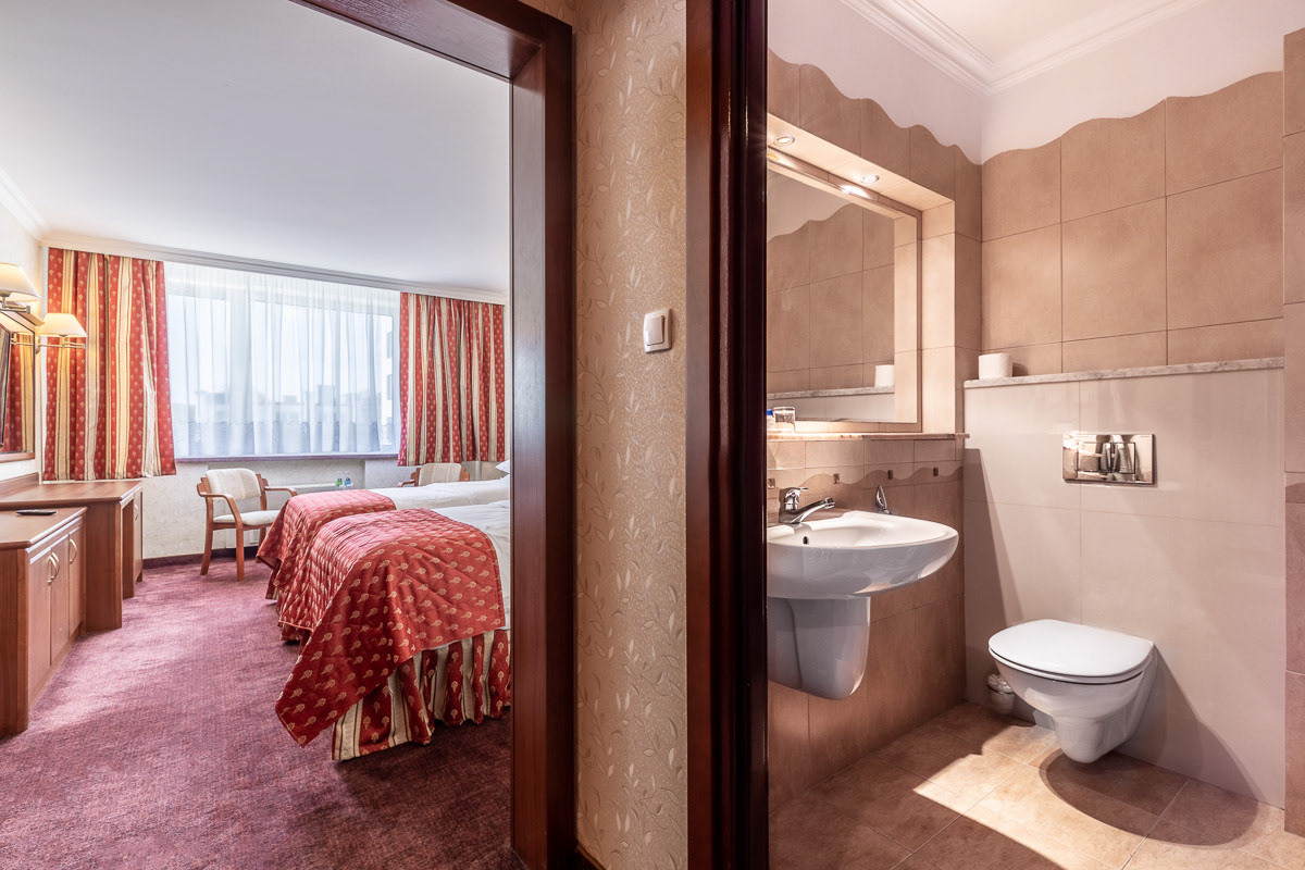 Widok na łazienkę i pokój hotelowy