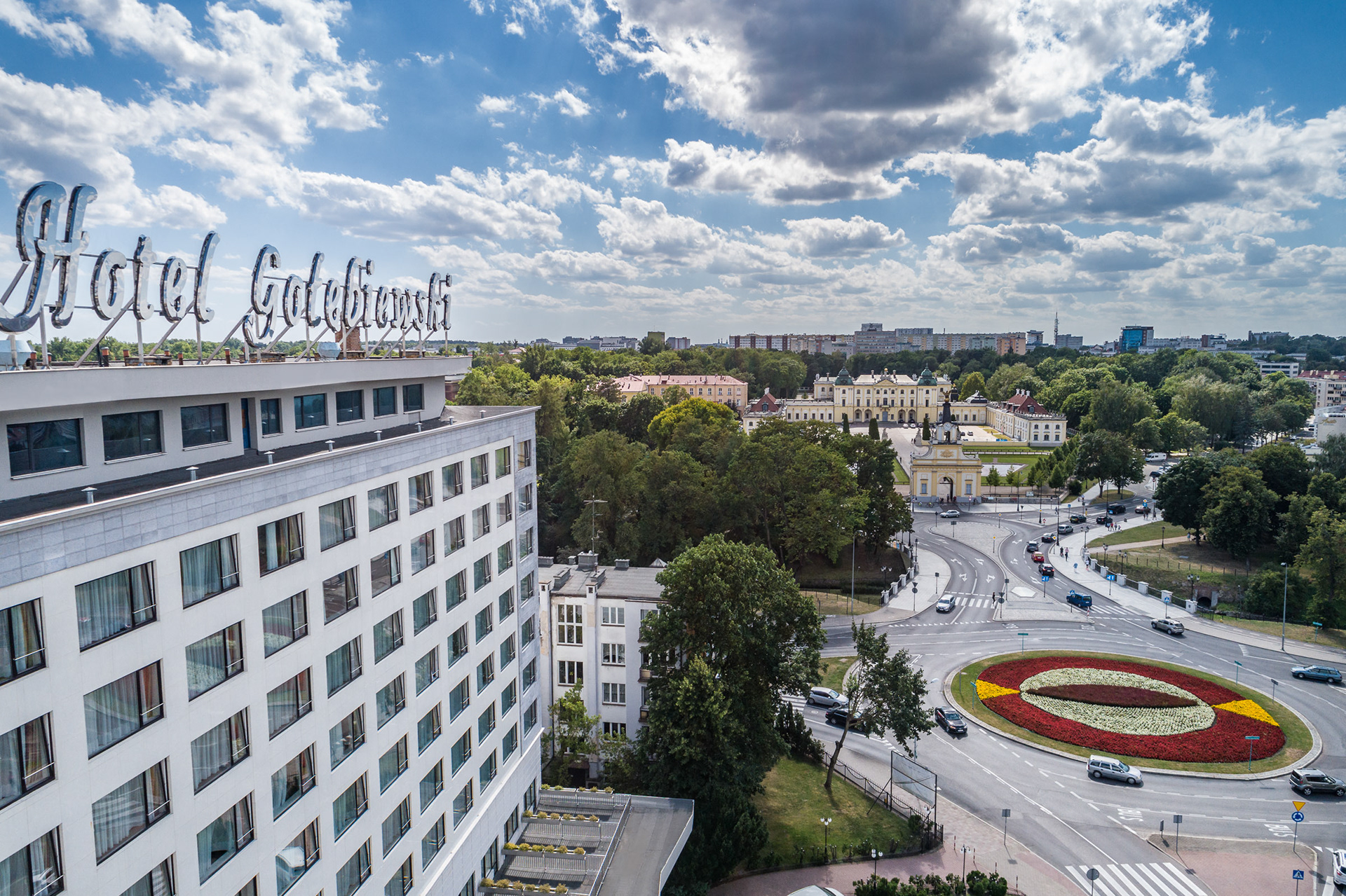 Widok na Hotel Gołębiewski w białymstoku z rondem oraz Pałacem Branickich w tle
