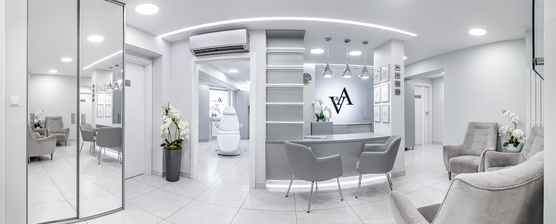 Zdjęcie panoramiczne recepcji kliniki medycyny estetycznej