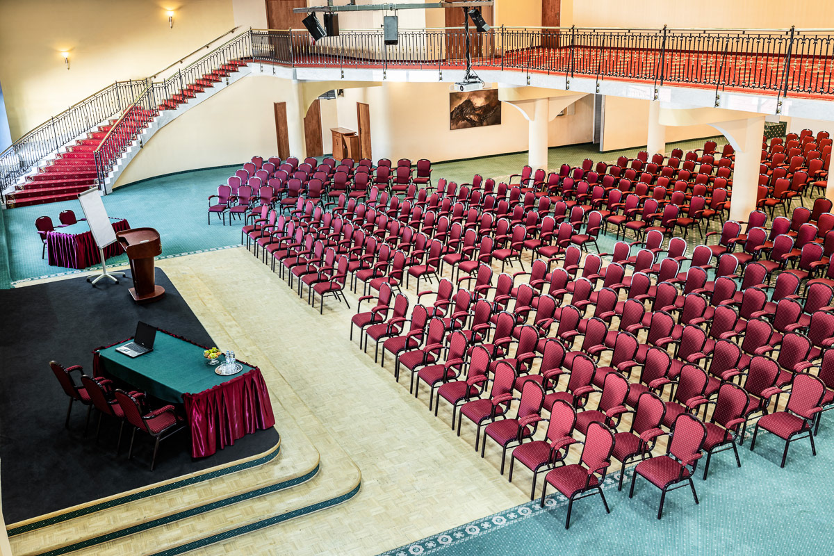 duża sala konferencyjna z antresolą i wieloma rzędami krzeseł