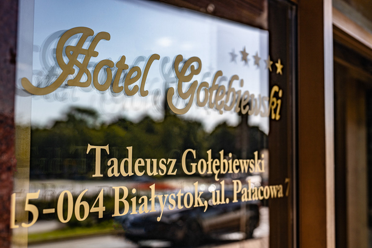 wejście hotelowe do hotelu gołębiewski w Białymstoku