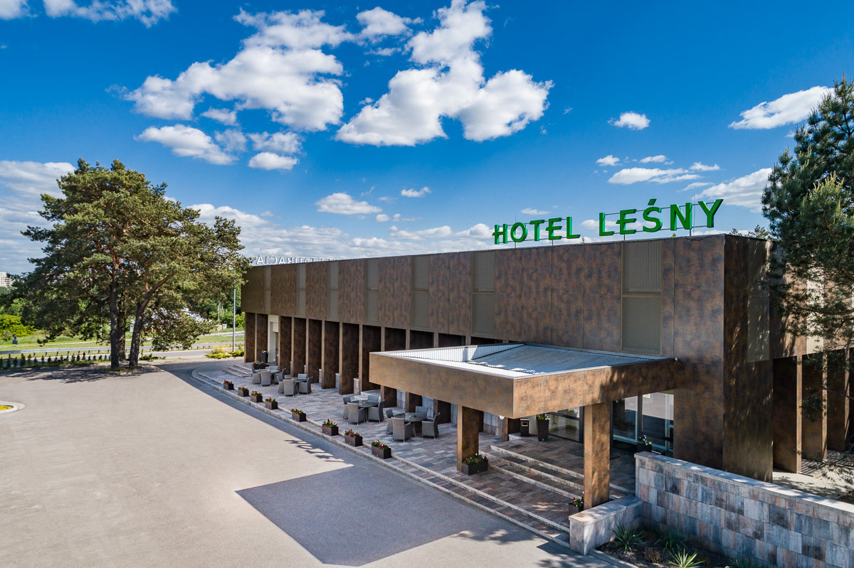 Hotel Leśny w Białymstoku w ujęciu z lotu ptaka z niedurzej wysokości w ciepły letni dzień