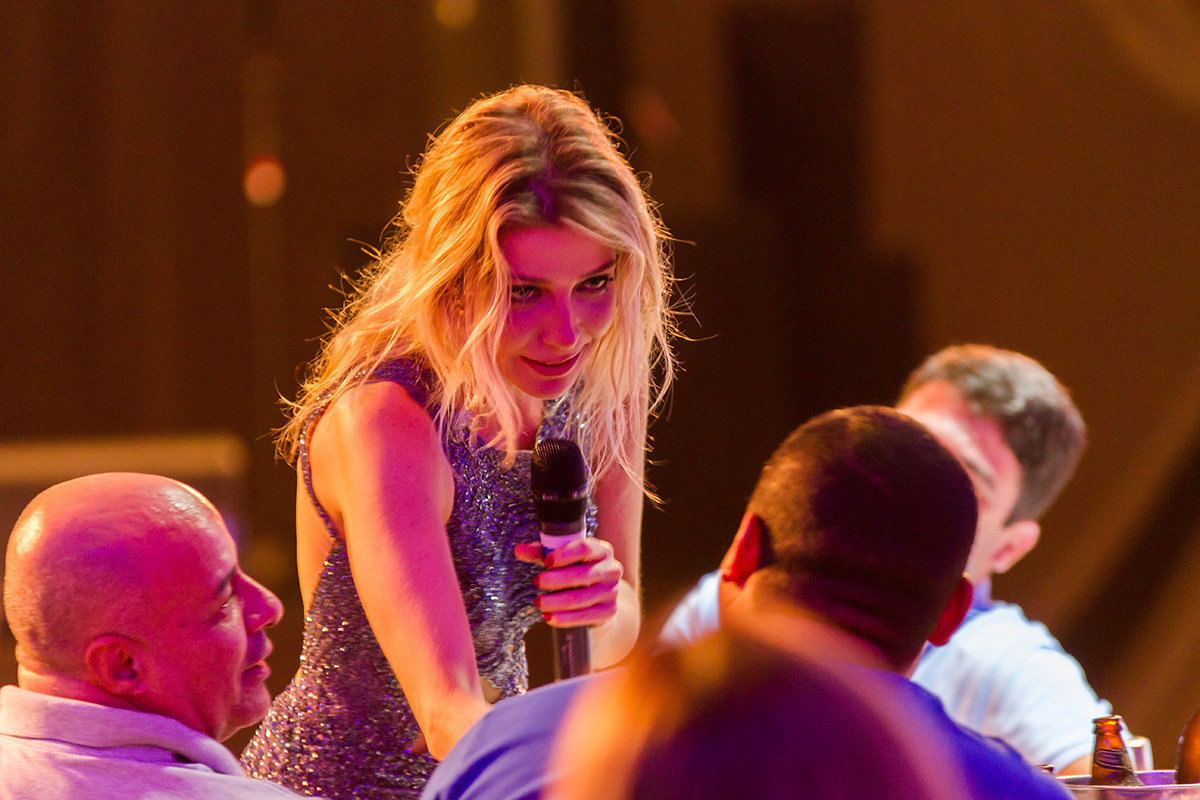Luiza Possi em show no encontro do Instituto Brasileiro de Executivos de Finanças, 2017.