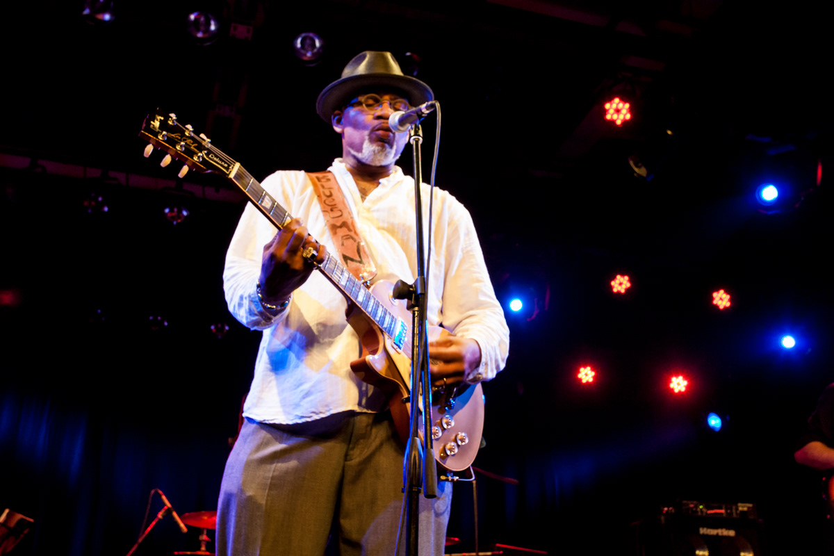 Toronzo Cannon, Chicago blues guitar player and composer, live at Sesc Belenzinho venue, São Paulo, Brazil.