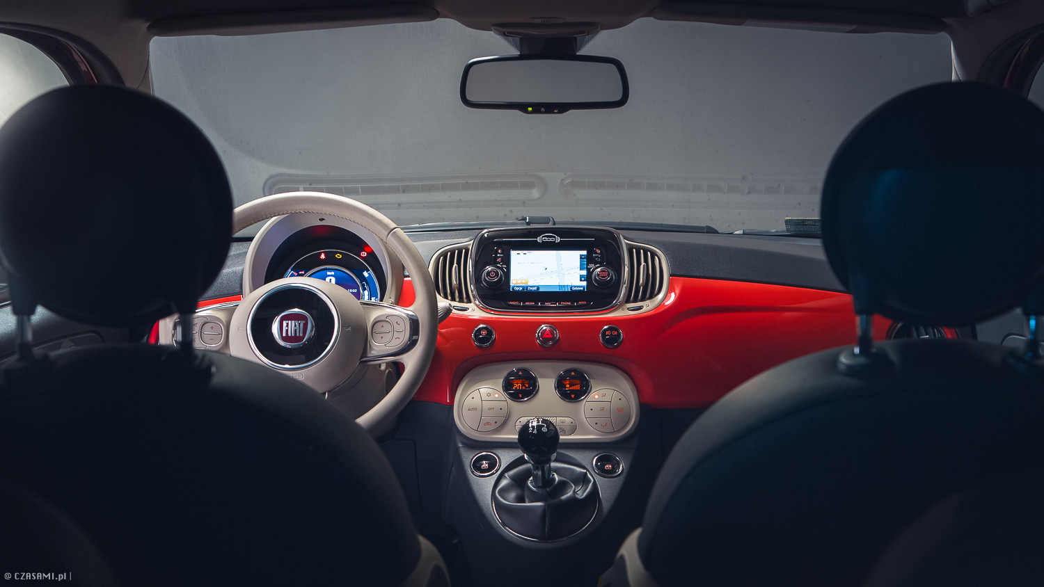 Wnętrze Fiat 500. Warszawa, Polska. Fotografia motoryzacyjna CZASAMI.PL