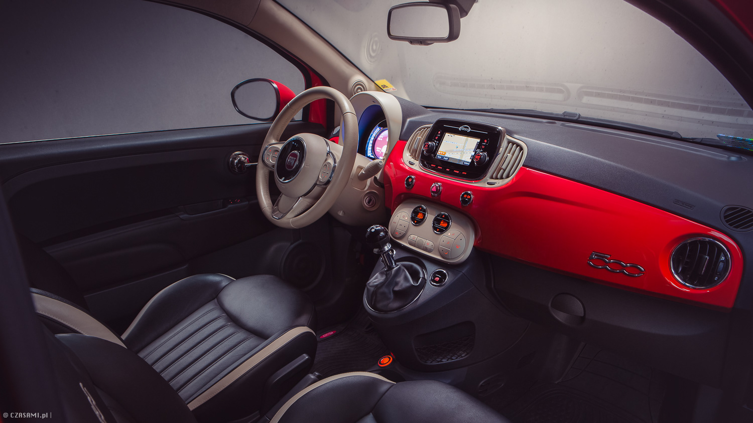 Wnętrze Fiat 500. Warszawa, Polska. Fotografia motoryzacyjna CZASAMI.PL