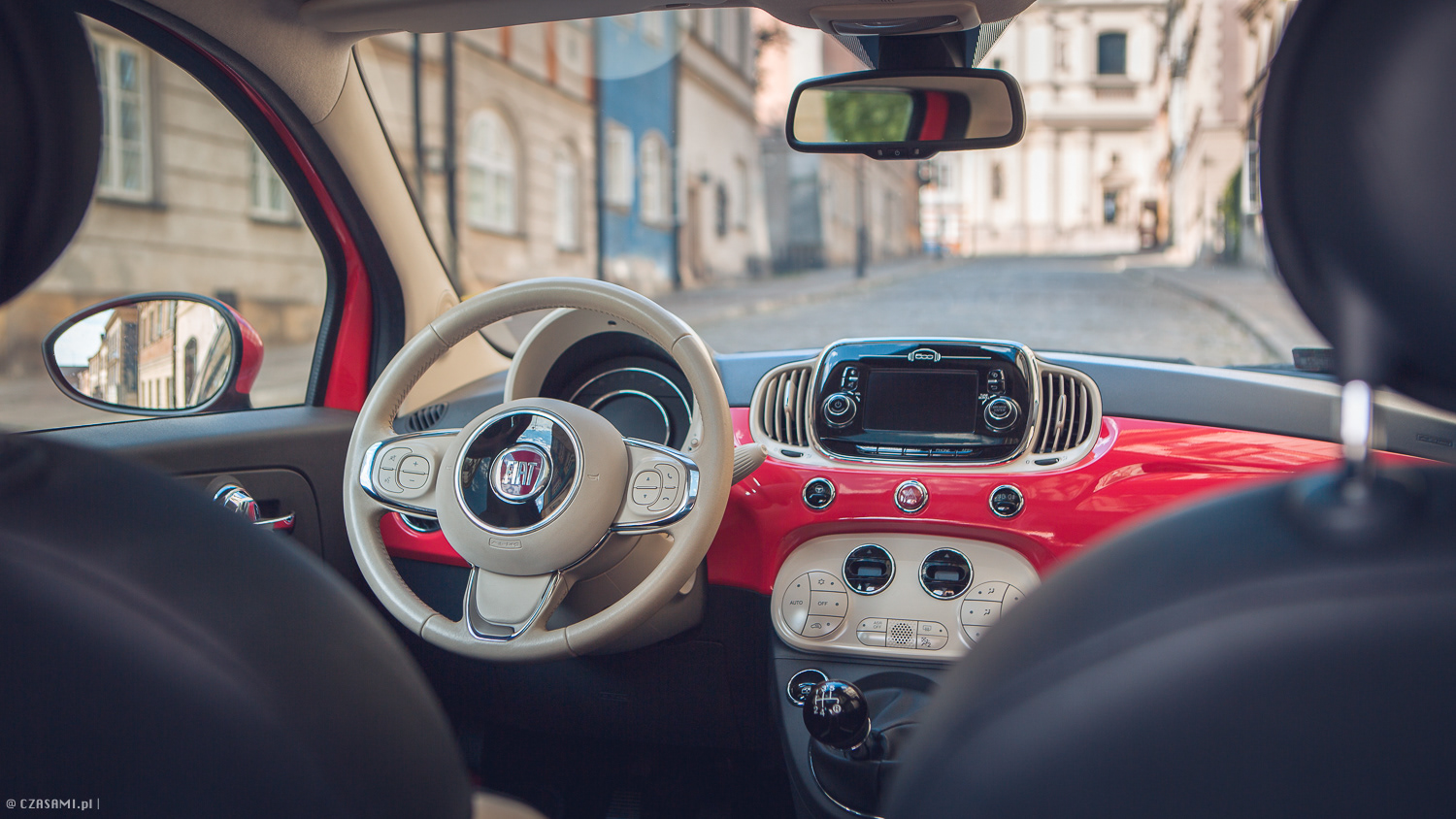 Wnętrze Fiat 500. Warszawa, Polska. Fotografia motoryzacyjna CZASAMI.PL