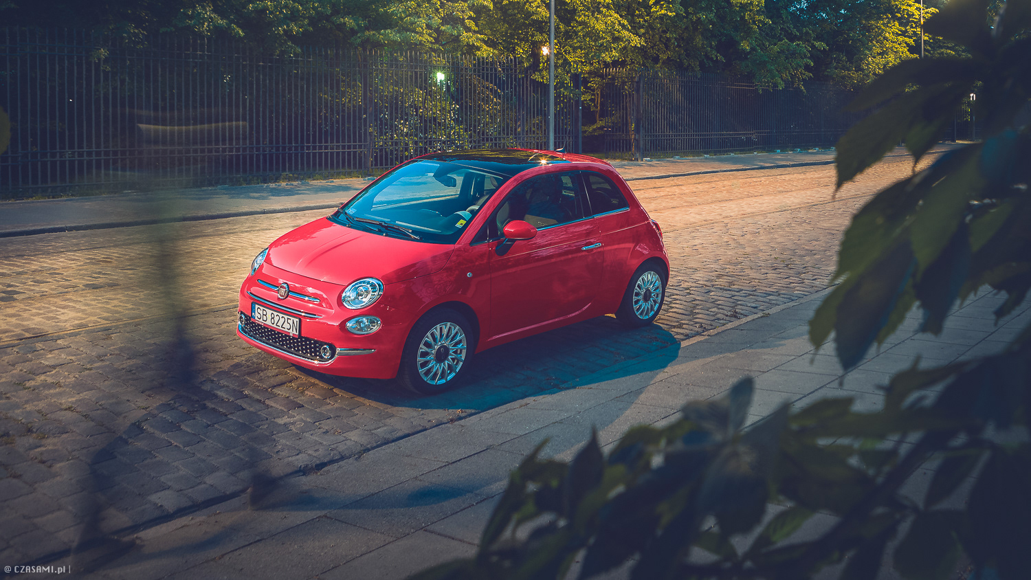 Nocny Fiat 500. Warszawa, Polska. Fotografia motoryzacyjna CZASAMI.PL