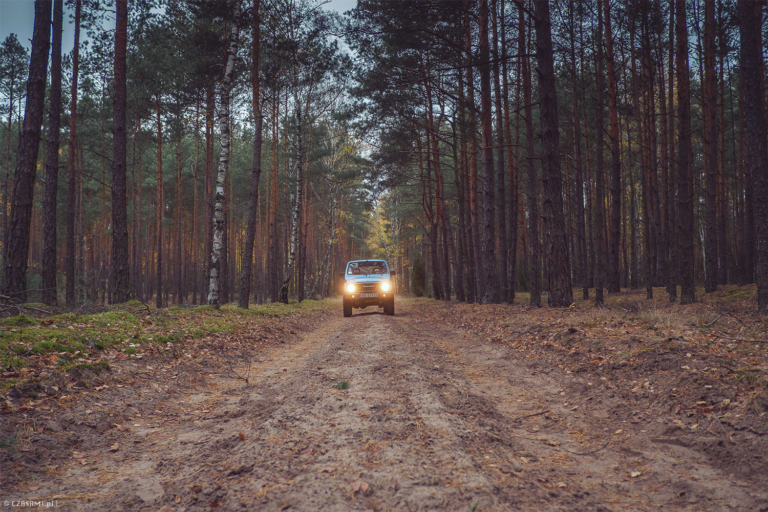 Retusz zdjęcia z Suzuki Samurai w stylu Christine od Kinga.