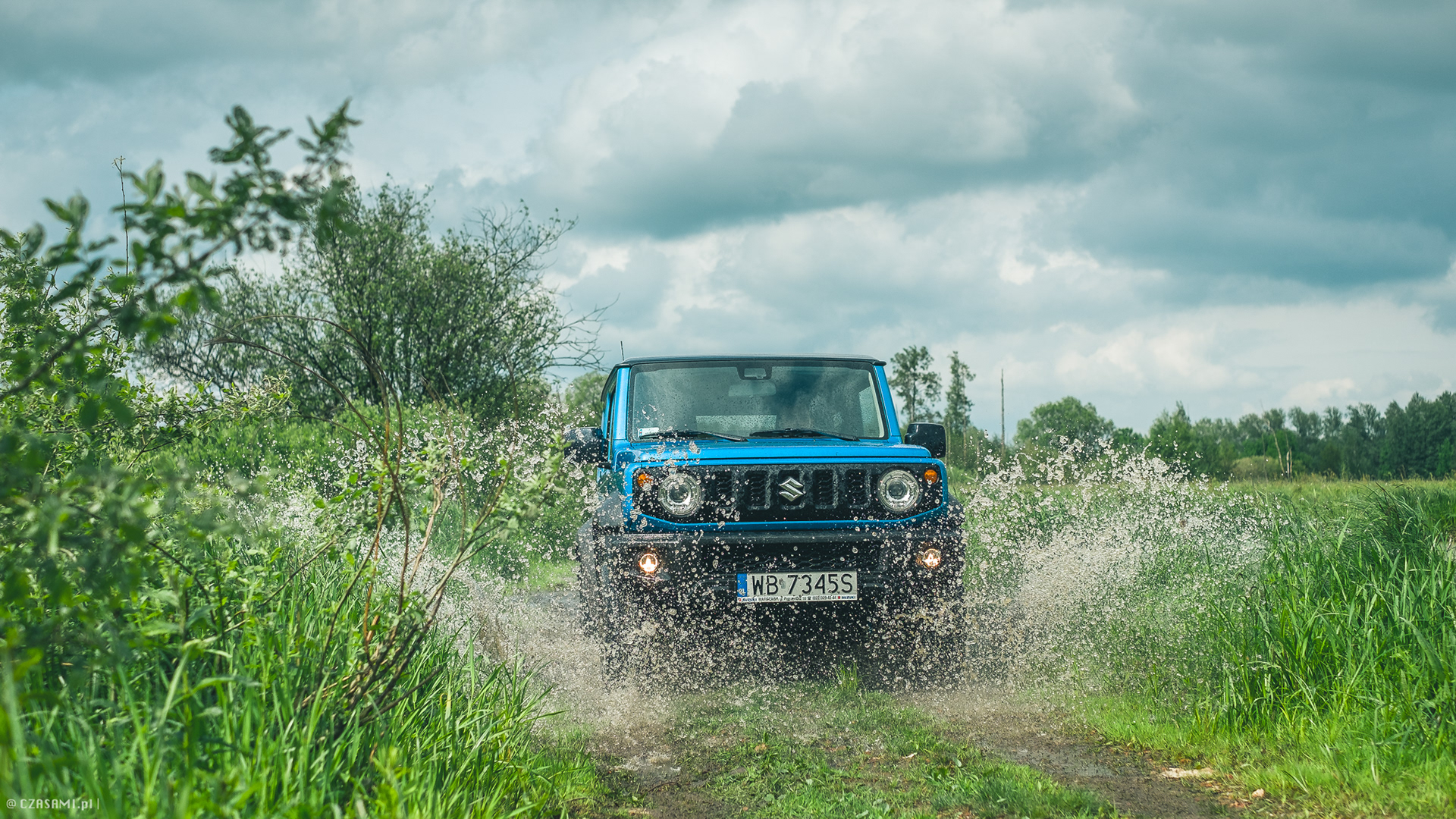 Suzuki Jimny przejeżdża przez wodę. Fotografia motoryzacyjna CZASAMI.pl