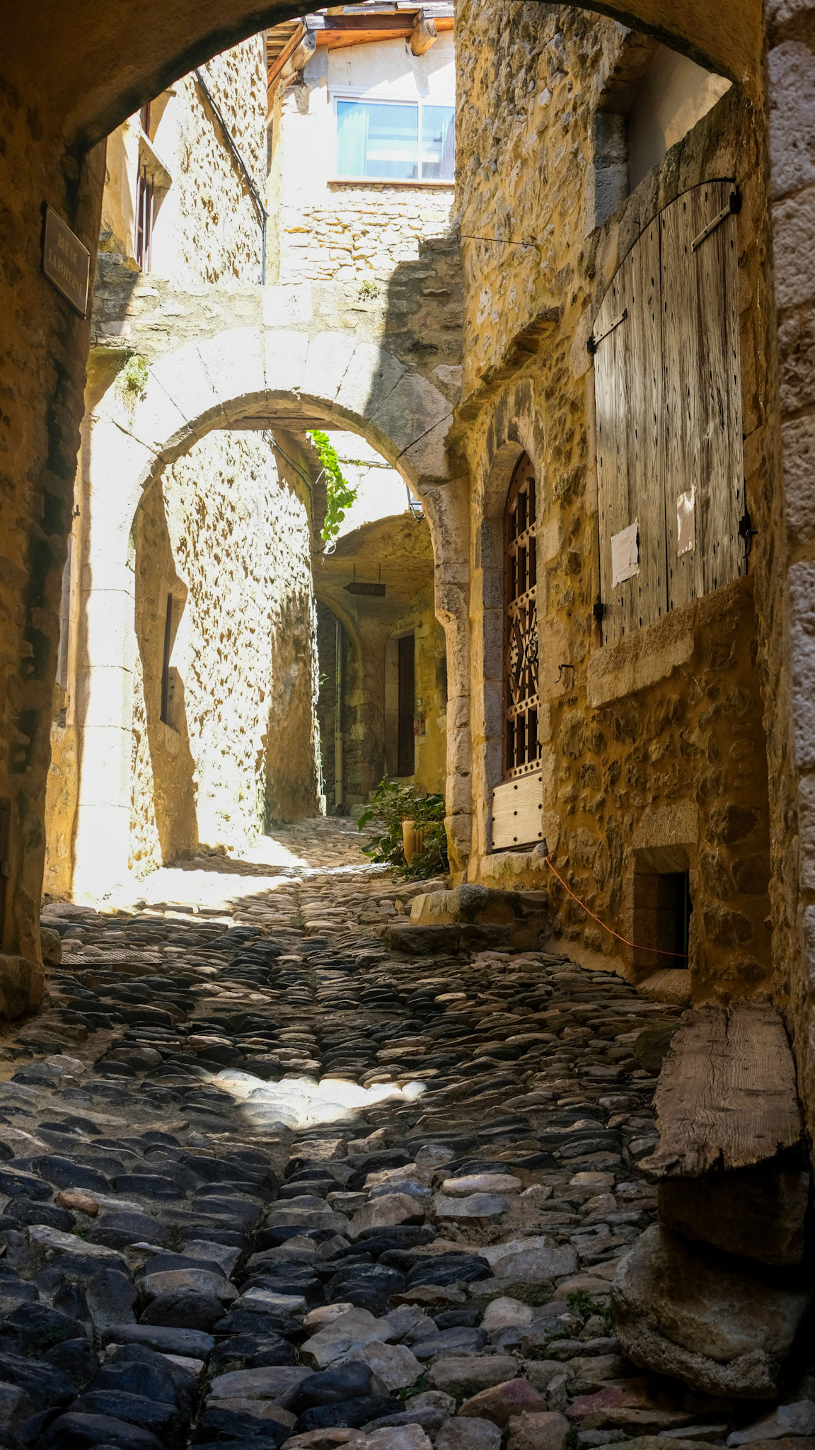 Saint Montan, living in an old castle town