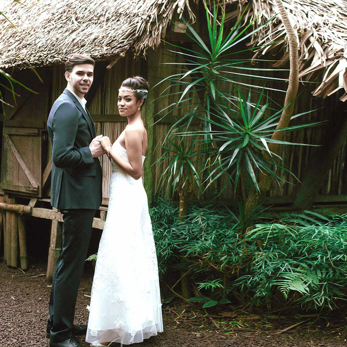 Hochzeitskleid mit dreidimensionalen Spitzenblumen