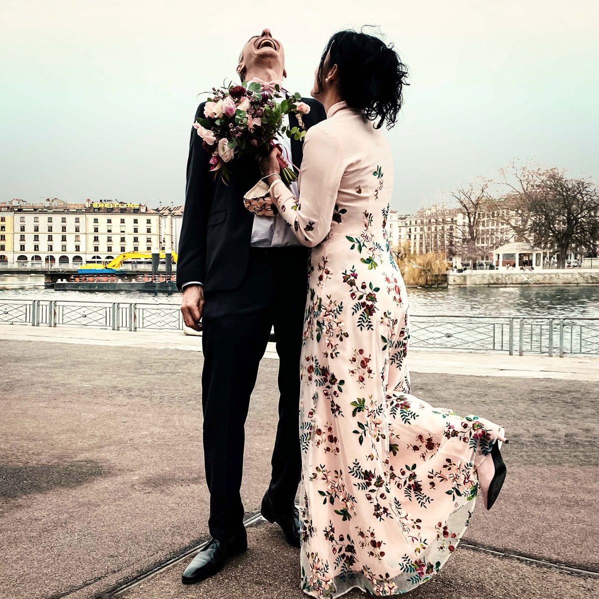 Kunstvoll besticktes Hochzeitskleid