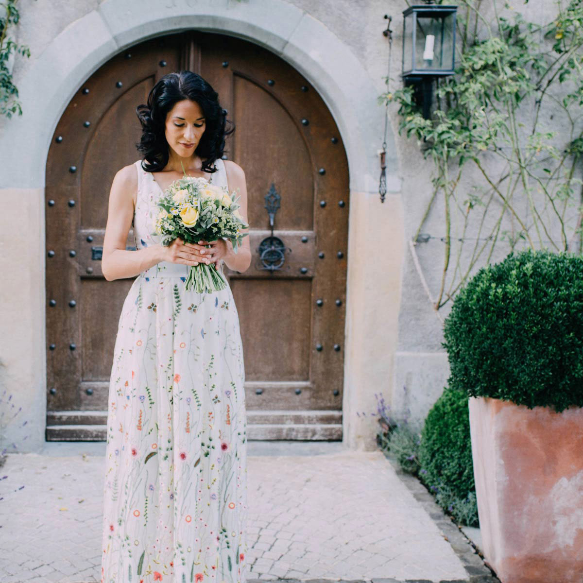  Traumbrautkleid mit farbigen Blüten und Blättern
