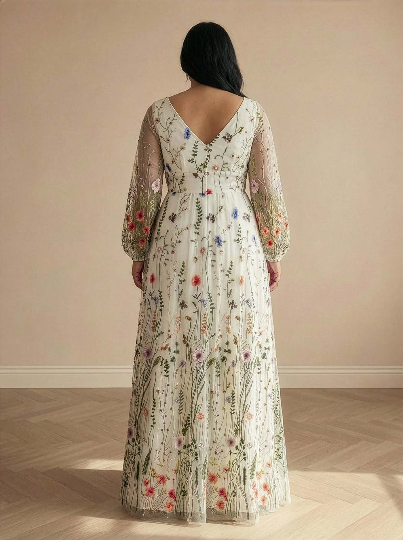 Brautkleid nach individuellen Massen mit Wildblumen bestickt, mit langem Arm.