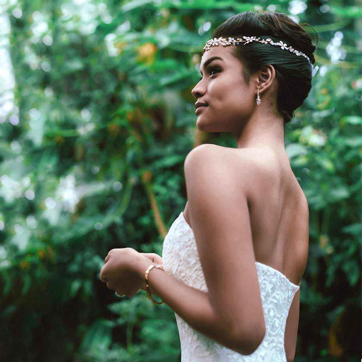 Hochzeitskleid mit Spitzenblumen entfaltet kunstvolle Magie