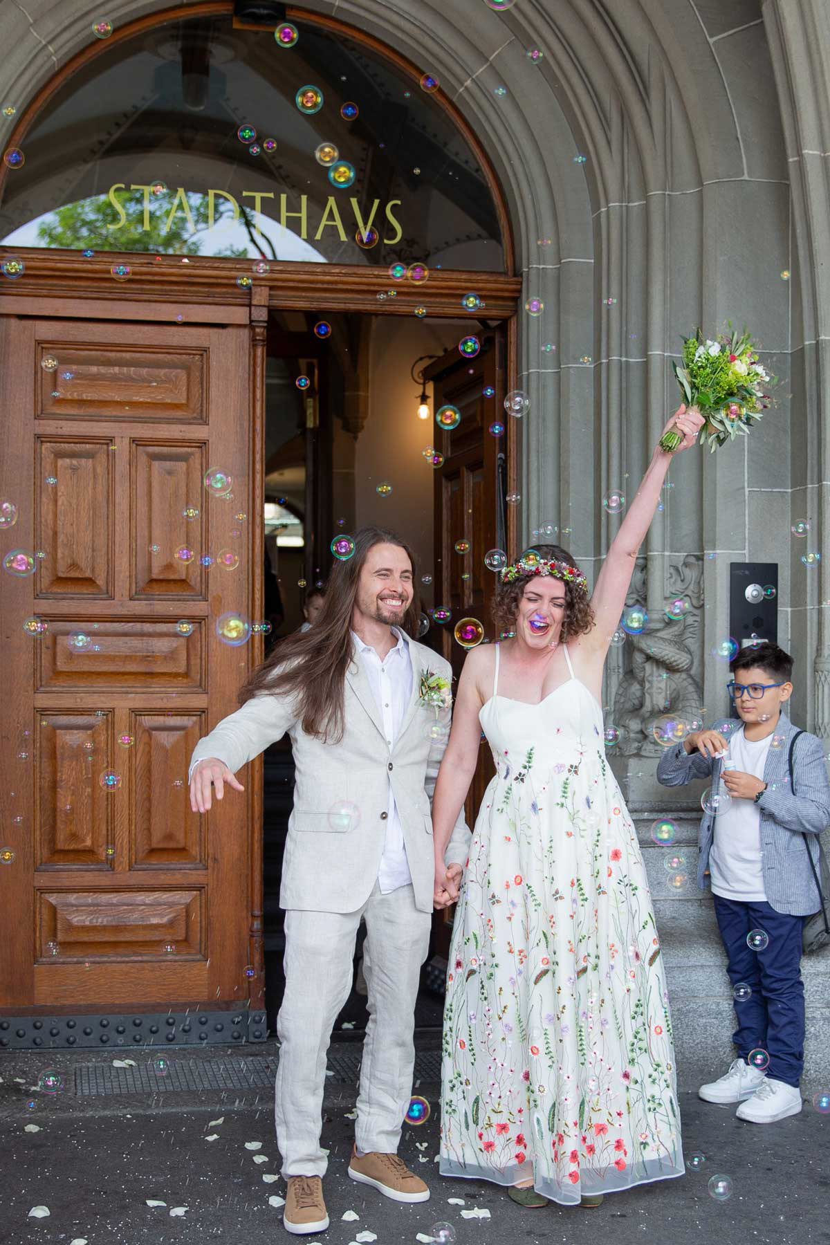 Ein Kleid wie geschaffen für eine Hochzeit unter freiem Himmel