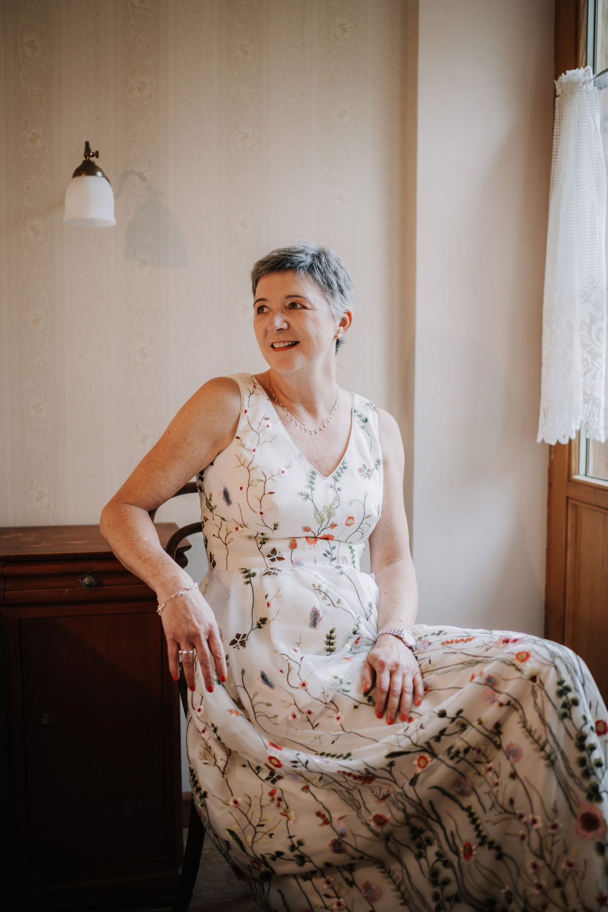  Mischung aus floraler Romantik und historischen Orten in der Brautmode