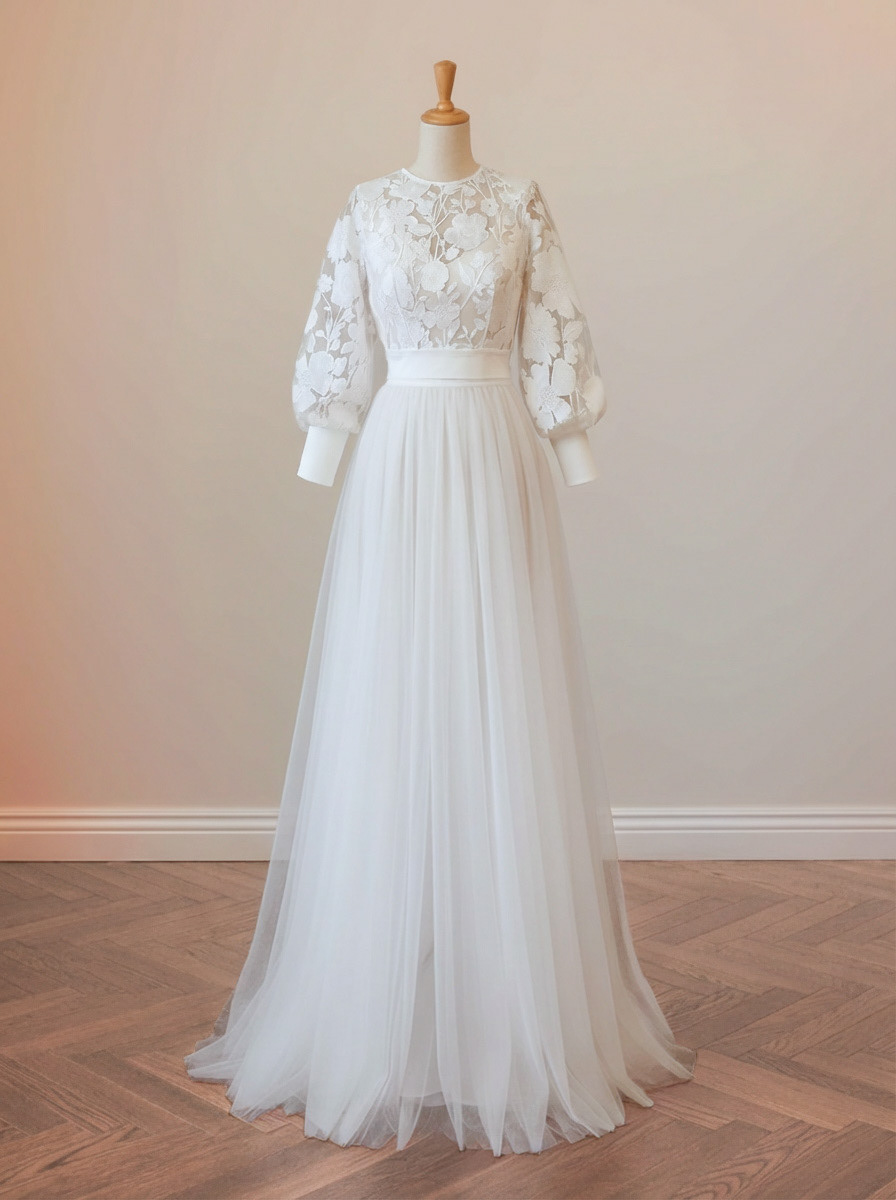 Massgeschneidertes Traum-Brautkleid: Oberteil mit grossen Blumen bestickt, kombiniert mit einem langen Tüllrock.