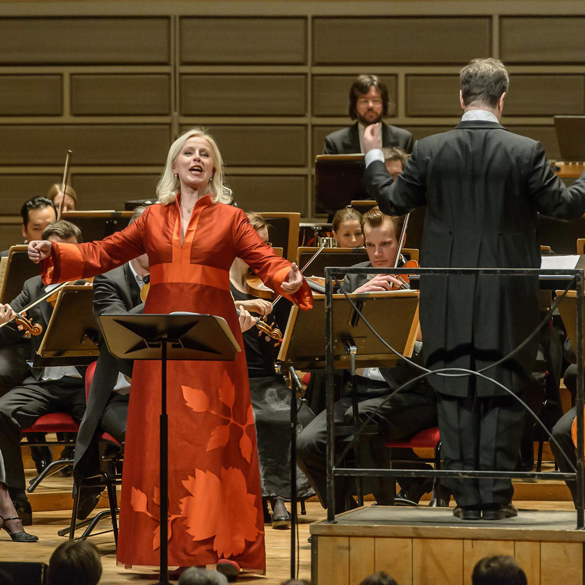 Langes Konzertkleid in Bordeaux-Orange mit einer markanten Blume als Detail, massgeschneidert in individueller Farbvariante.
