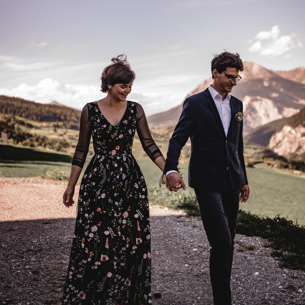Heiraten in schwarz mit bunter Blumenstickerei