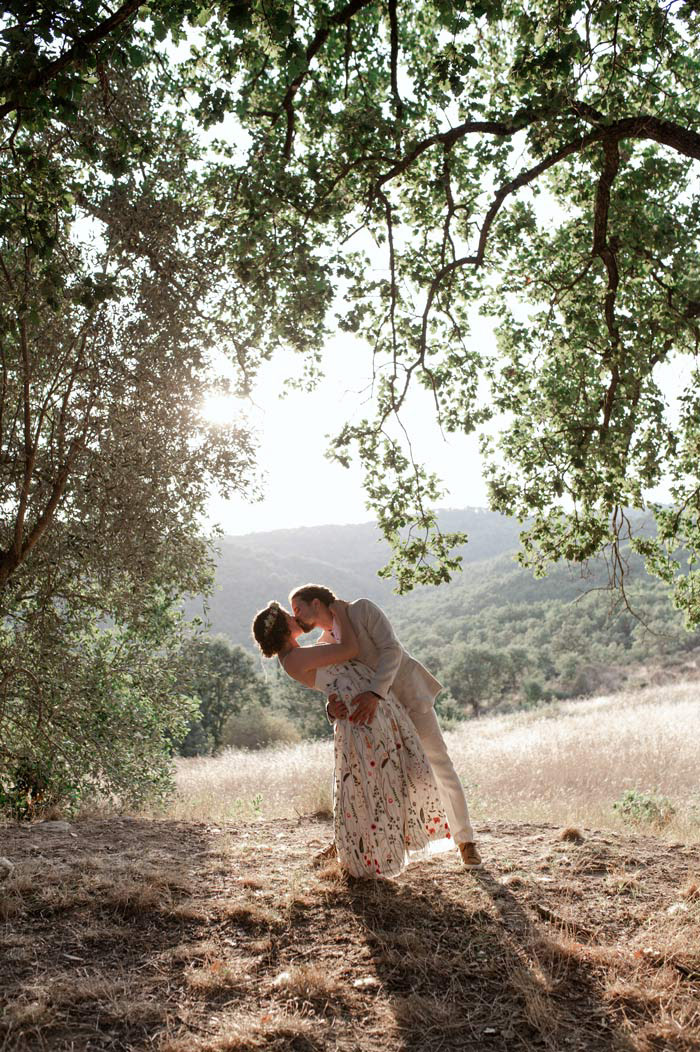 Brautkleid das die Magie eines romantischen Ortes einfängt