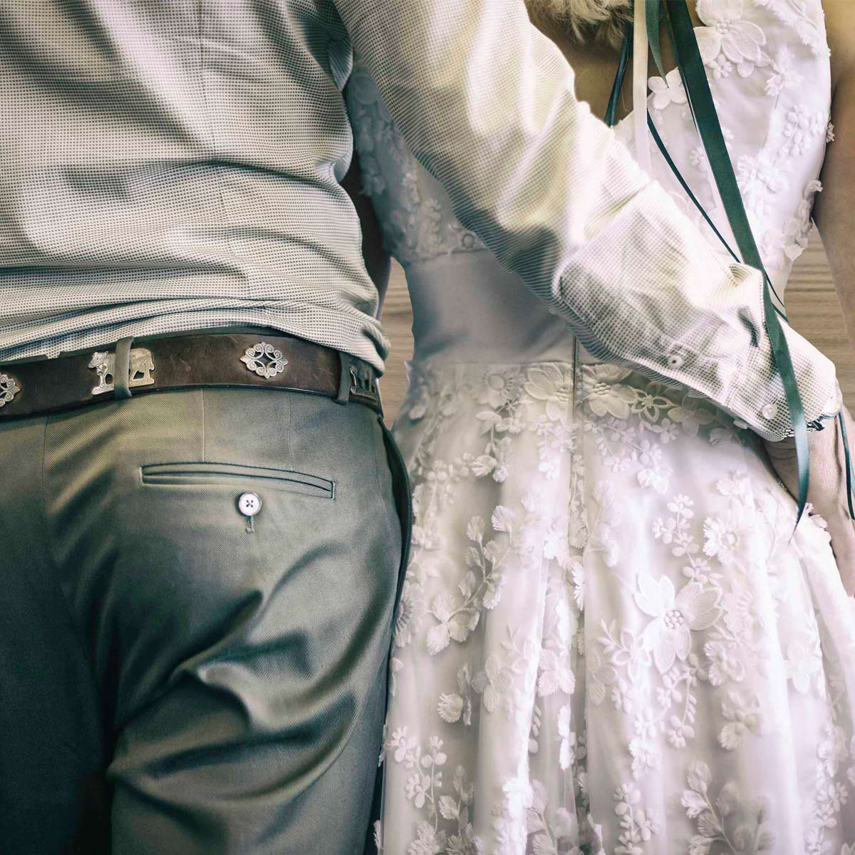 Lebendiger Brautlook mit dreidimensionalen Stoffen