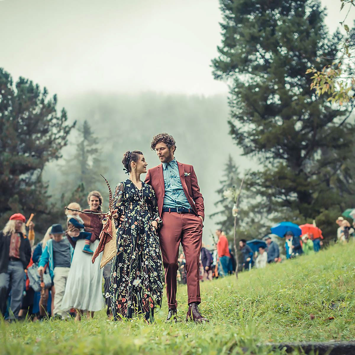 Brautkleid mit geschmackvollen Blumenstickereien in schwarz