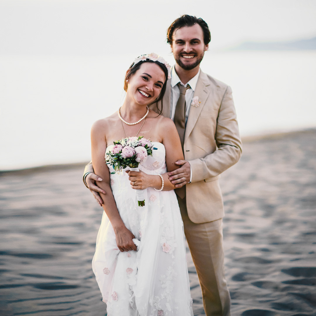  Mit weissen Blümchen besticktes Bustier Brautkleid