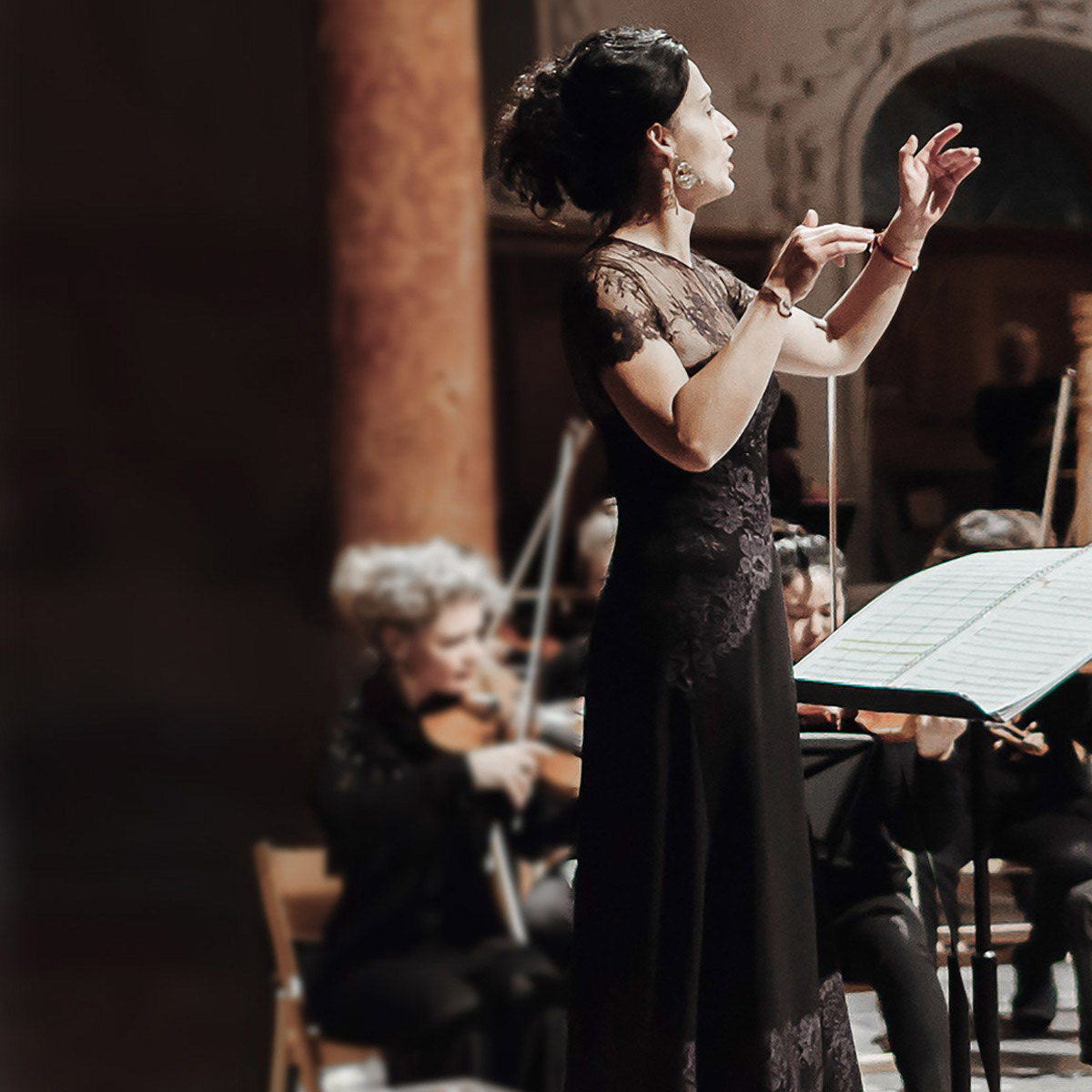 Langes Abendkleid in Schwarz mit feiner Spitze am Oberteil, individuell designt im Atelier in Zürich