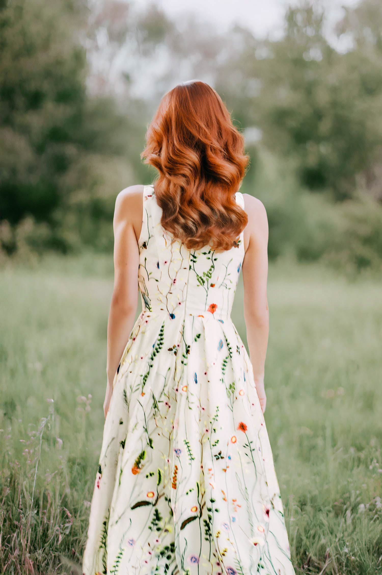 Welches Brautkleid in einem festlich dekorierten Garten