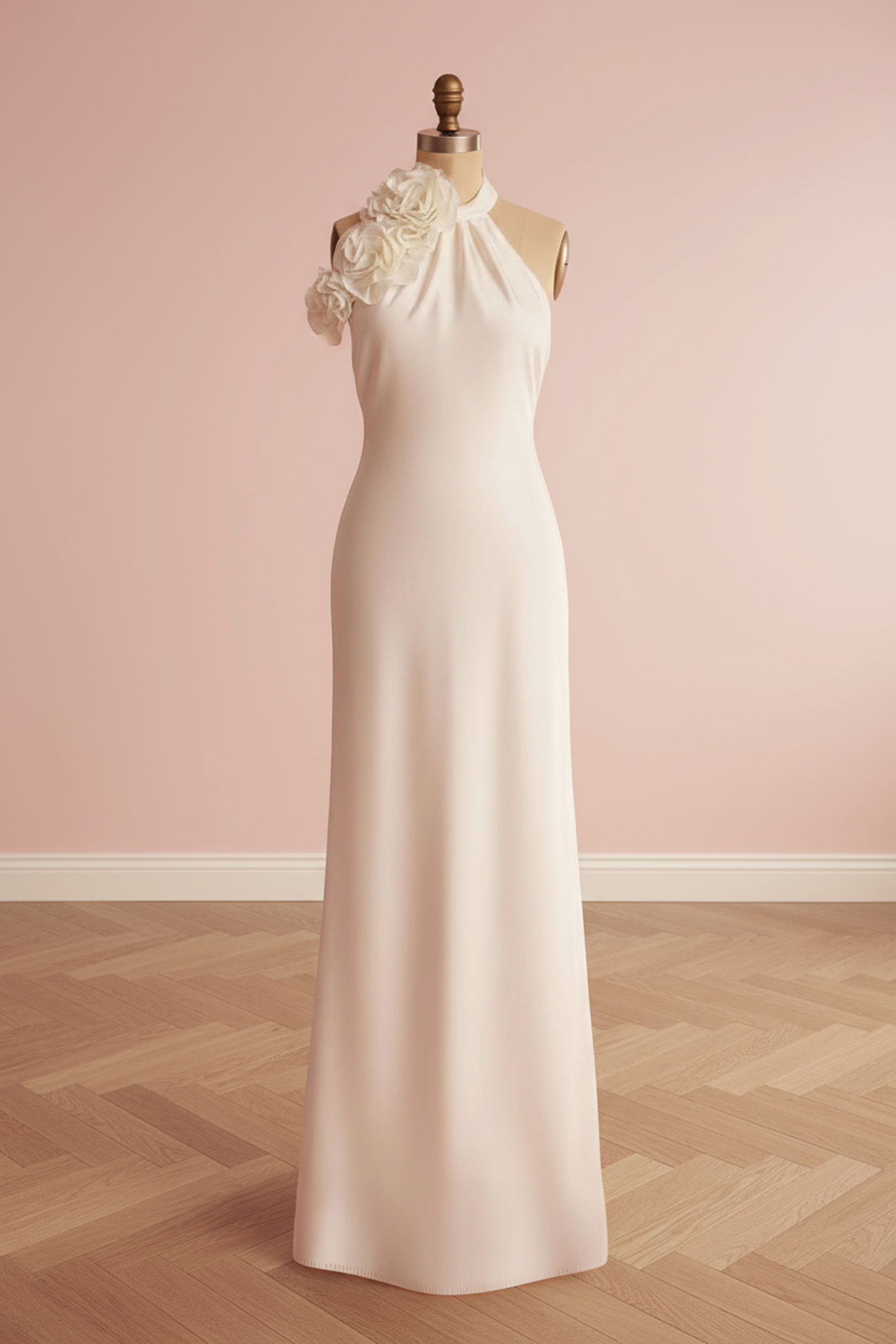 Avantgarde Brautkleid: Fliessender Satin, lange Silhouette mit raffiniertem Neckholder und skulpturalem 3D-Blumendetail.