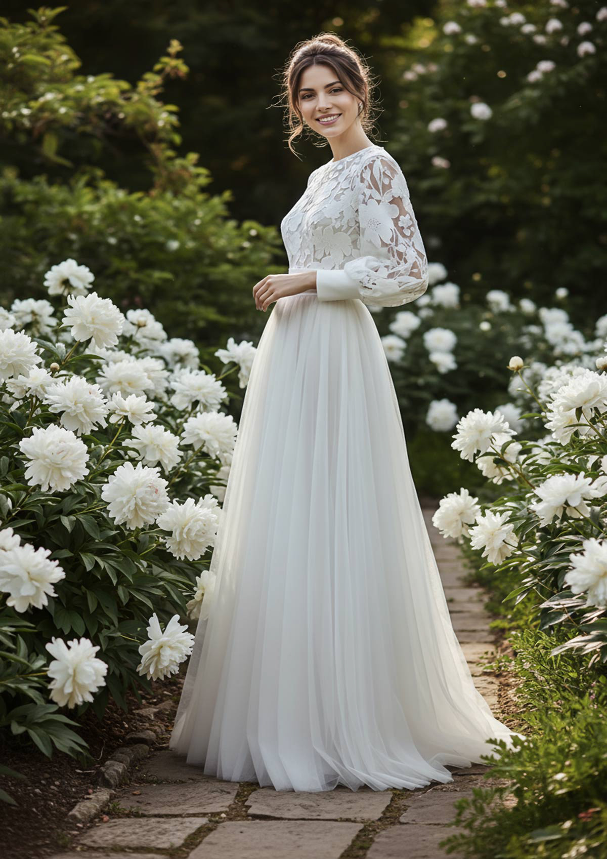 Mit grossen weissen Blumen bestickter Mix & Match Brautlook