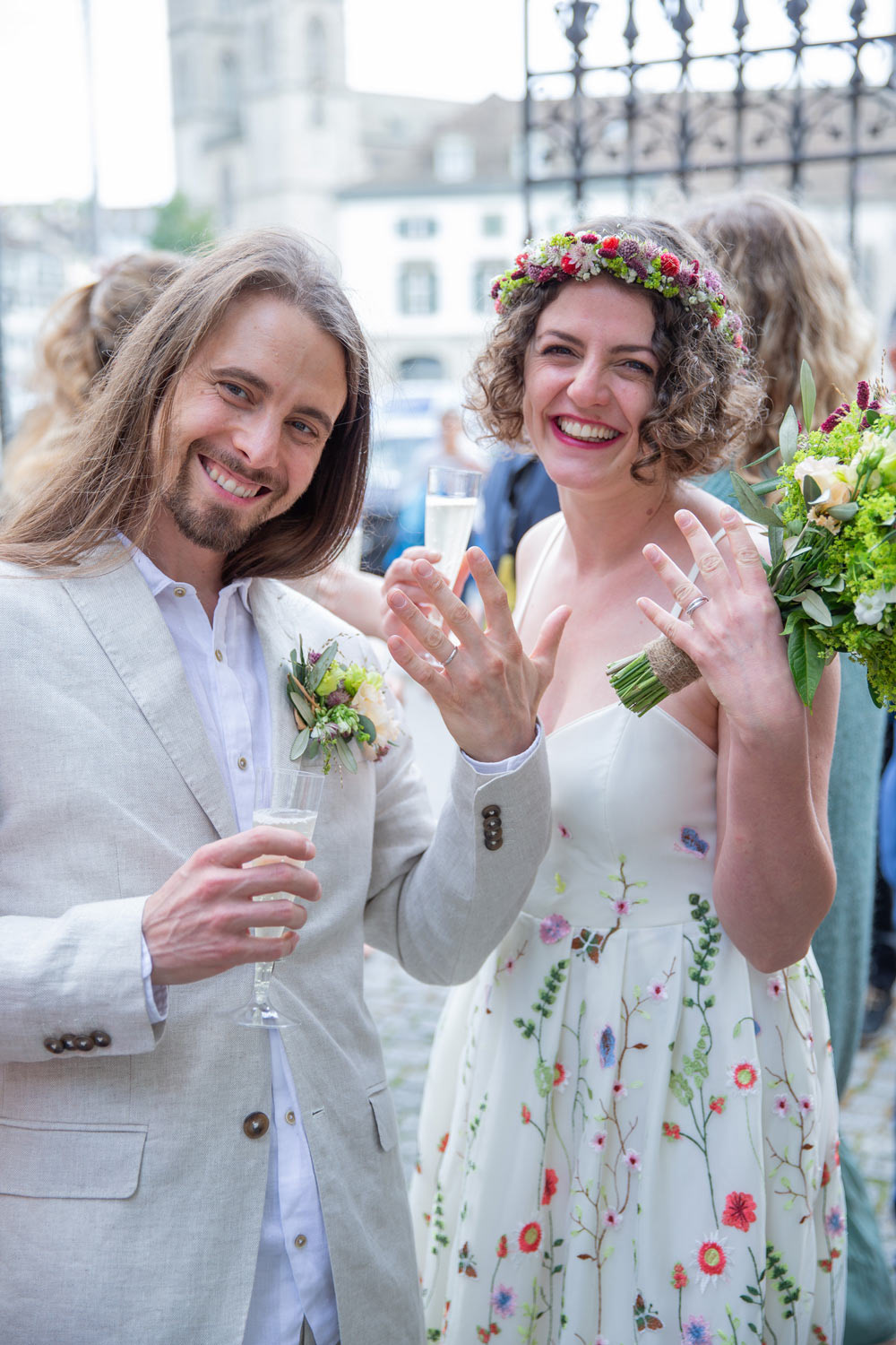 Ein Blümchen Brautkleid für deine Hochzeit im Garten