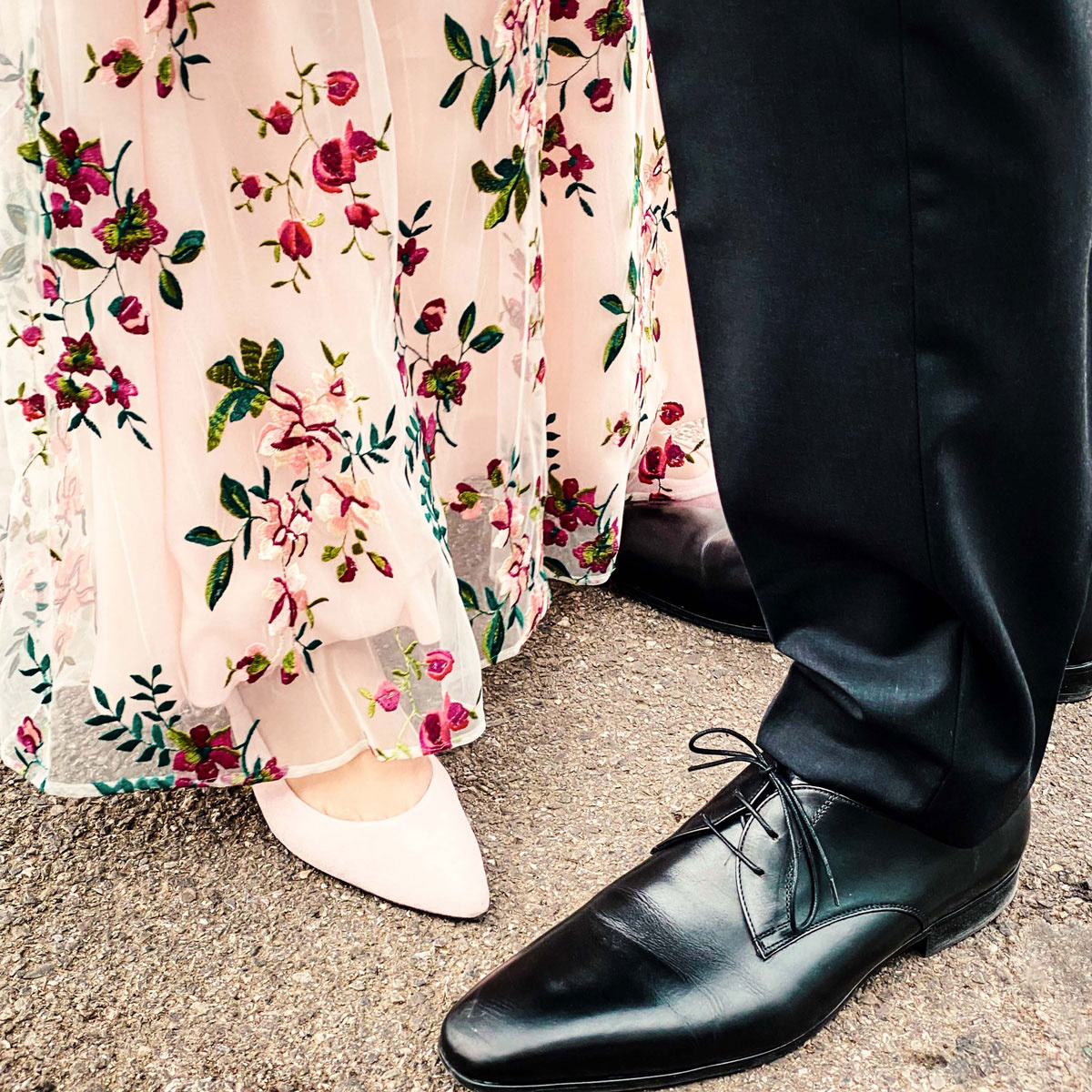 Hochzeitskleid mit kleinen Blüten bestickt