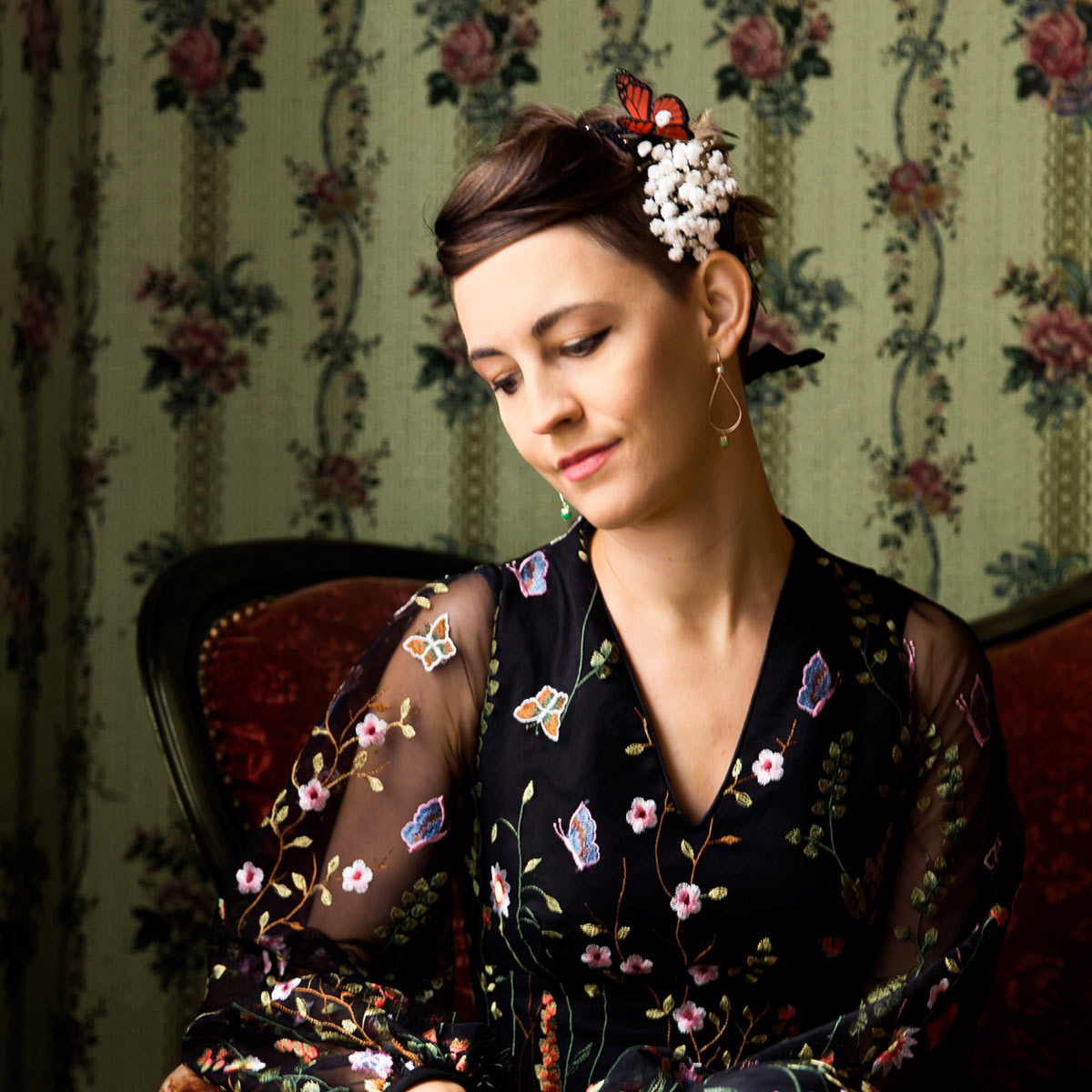 Brautkleid originell in schwarz aus Feintüll mit Blumenstickereien