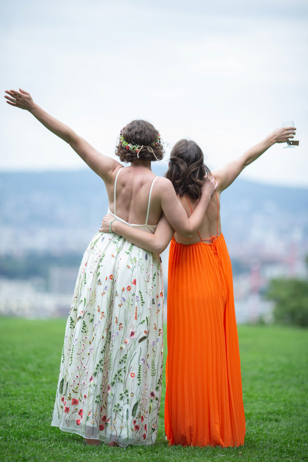 Brautkleid mit floralen Stickereien, wie ein sommerlicher Garten