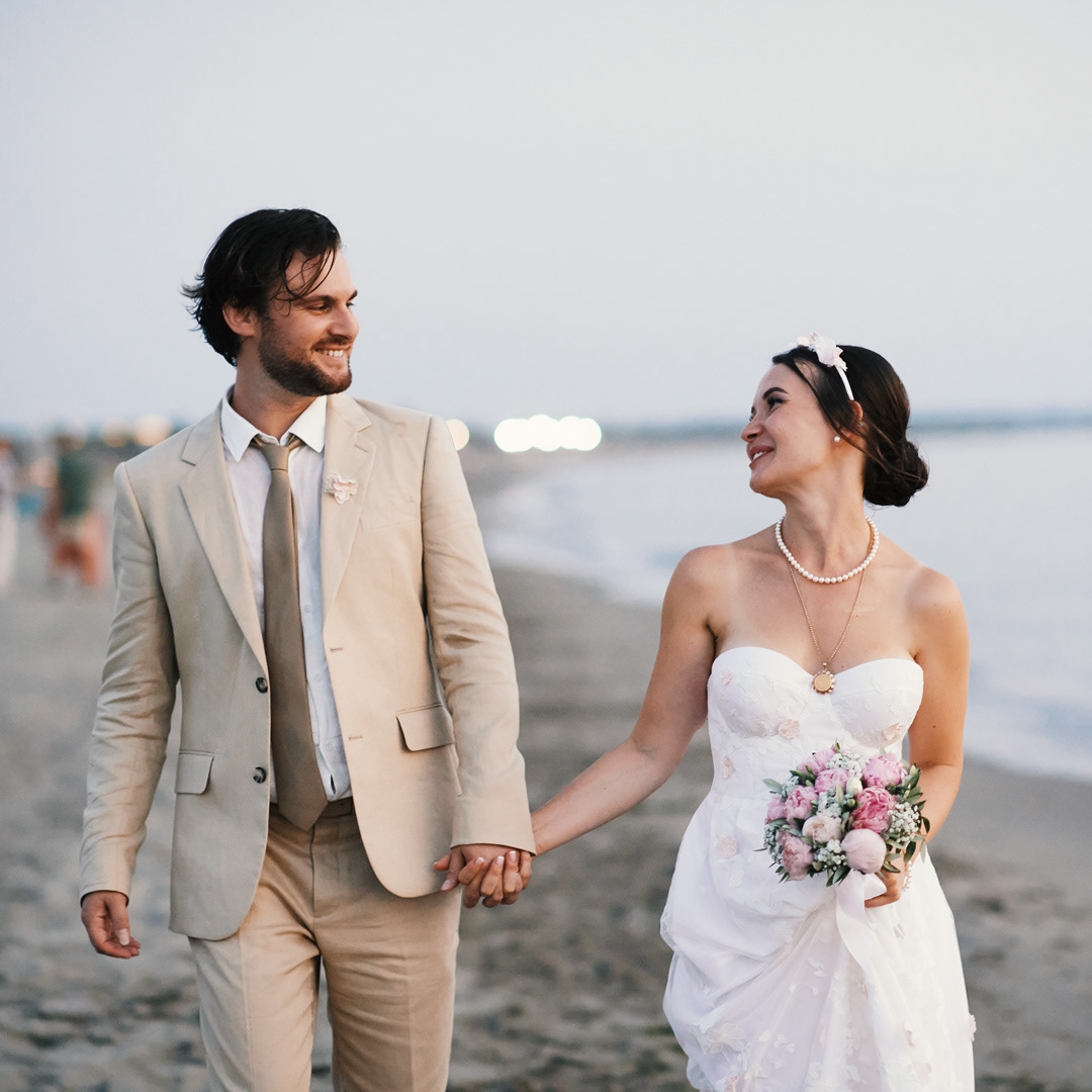  Bustier Brautkleid mit passendem Haarschmuck